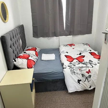 Tomla Inn-3 Beds House - 6 People Sleeps-Greenwich Holiday Short Let